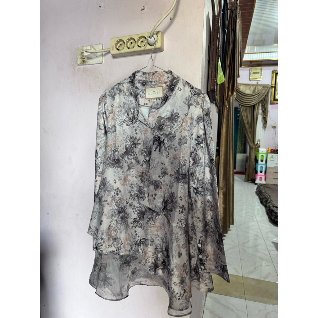 wearing klamby preloved tunik blouse