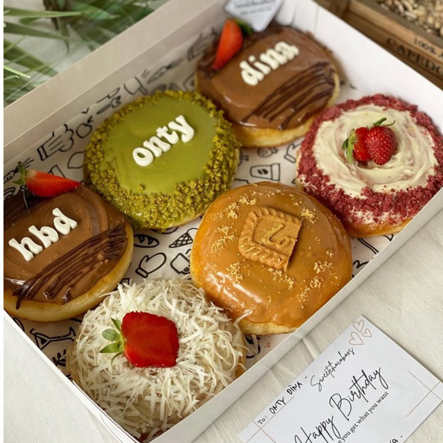 

DONUT CUSTOM TOPING BY SWEETCHOCOBOXS