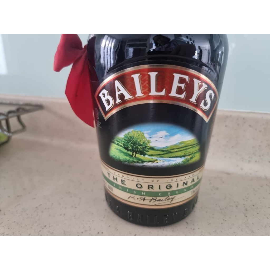 Botol bekas kosong BAILEYS THE ORIGINAL IRISH CREAM bagus untuk pajangan / koleksi