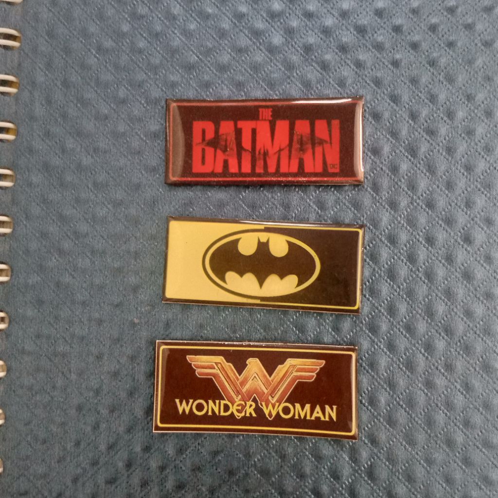 

Batman & Wonder Woman - Stiker Resin Emblem Tebal dan Lentur Dengan Desain Superhero Batman dan Wonder Woman