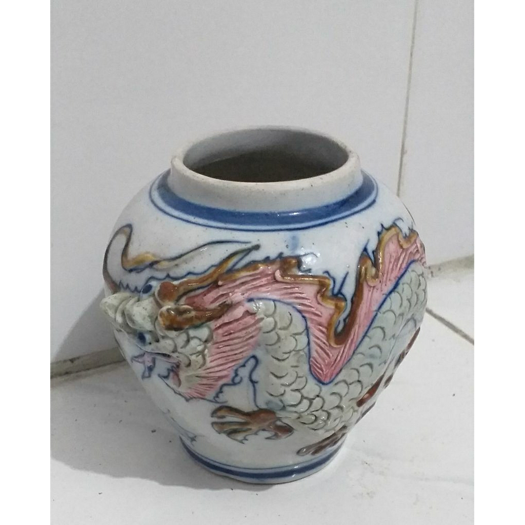 Guci antik (Ukiran naga)
