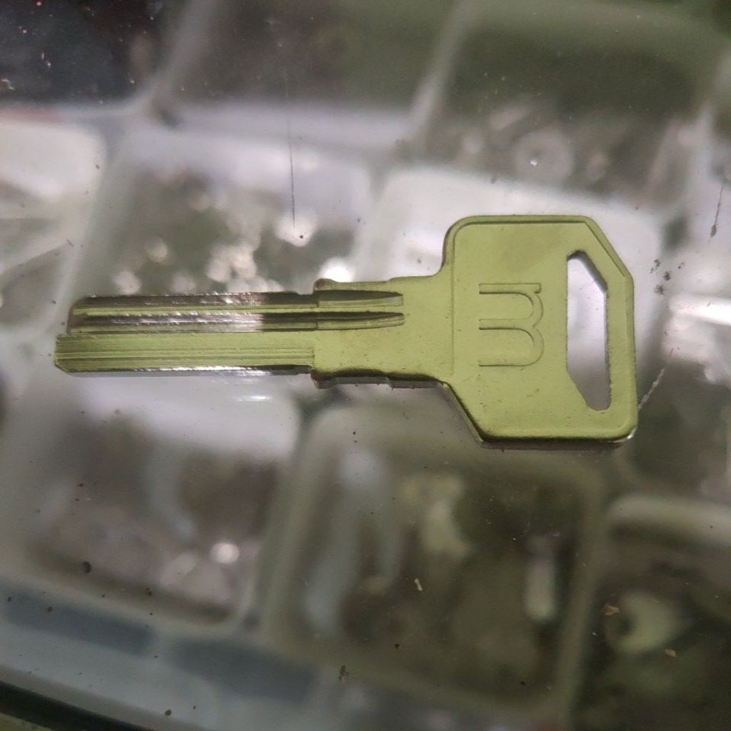 Bahan Kunci M titik jalur kanan