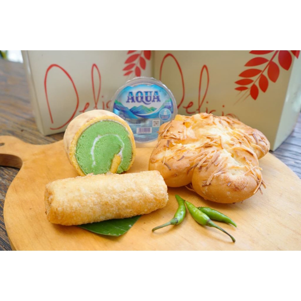Paket Snack box 26.500 isi 3 varian ( 1 roti medium, 1 gorengan, cake mini slice, 1 mineral water 22