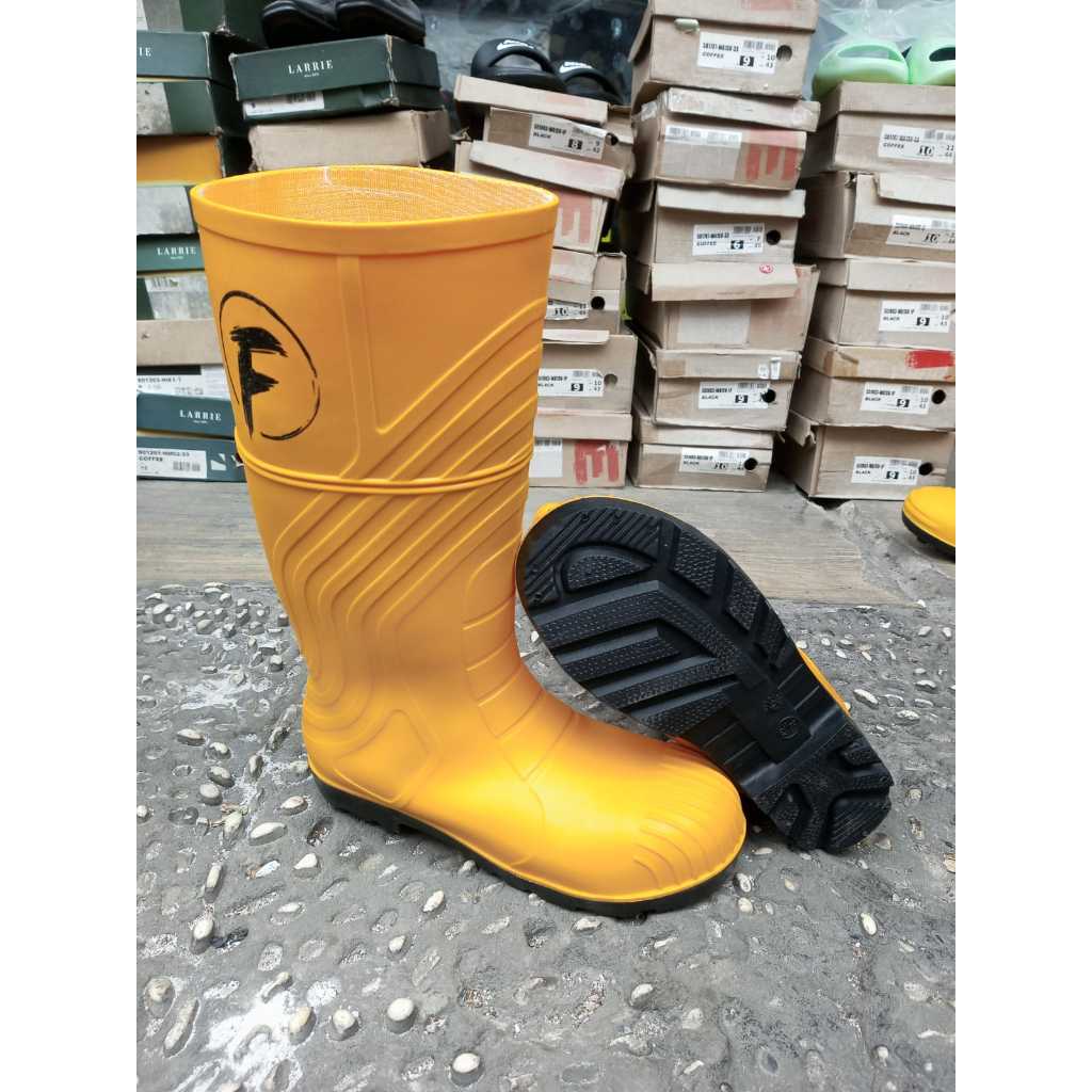 Sepatu Safety Shoes PVC  STEEL TOE  200 Joule Untuk  APD Konstruksi Perkebunan Pertanian Pertambanga