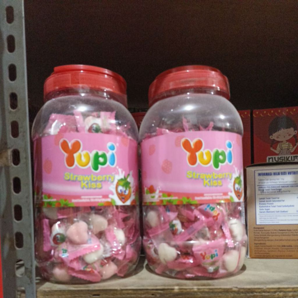 

yupi strawberry kiss 300gram toples