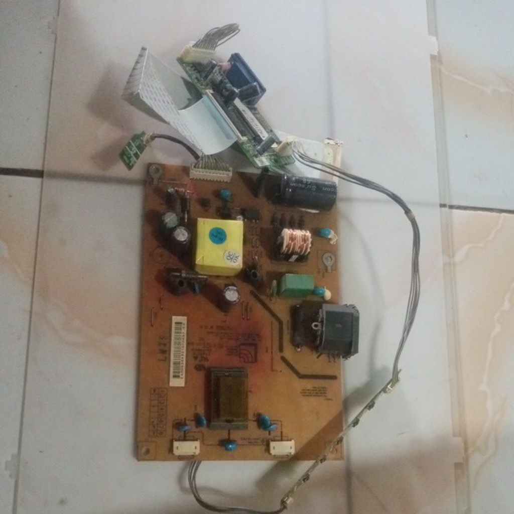 mesin monitor LG Flatron L177 WSB pf normal