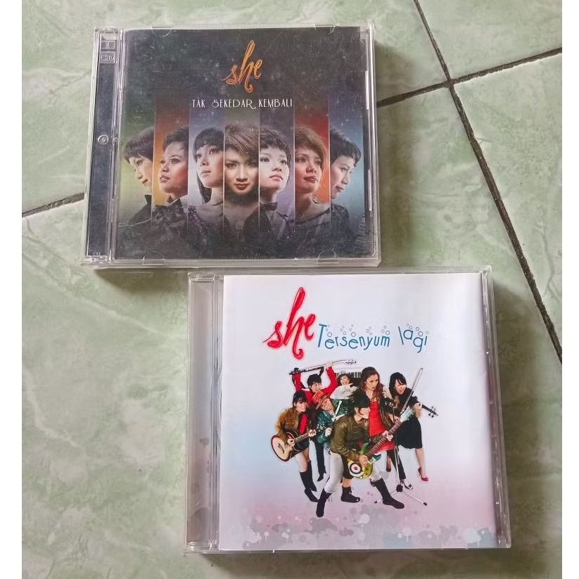 Sepaket CD She Tersenyum Lagi & Tak Sekedar Kembali/sony music entertainment mulus