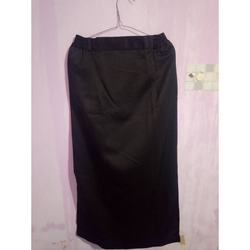 preloved rok hitam span lurus ( bahan licin)