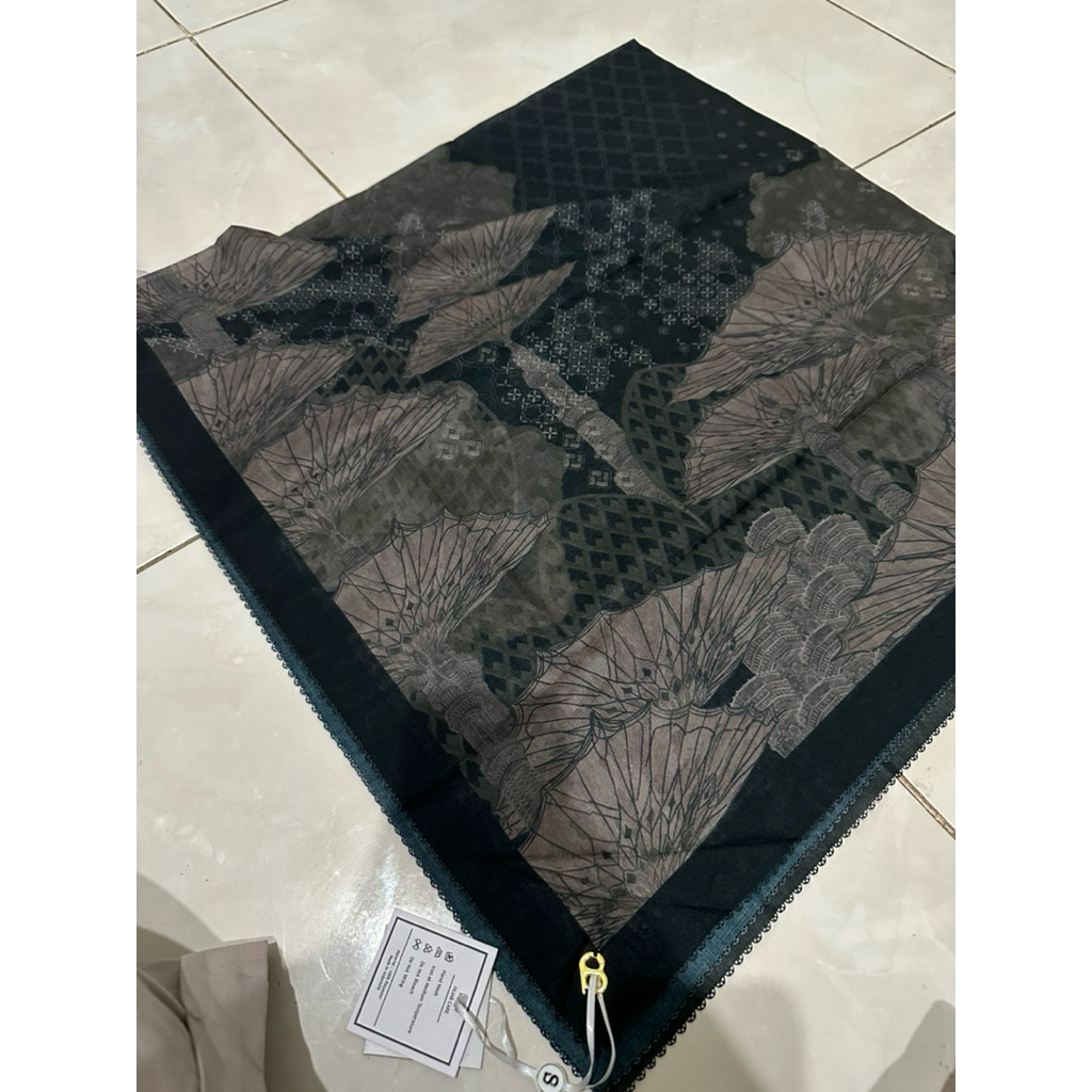 AS IS RARE ITEM BUTTONSCARVES