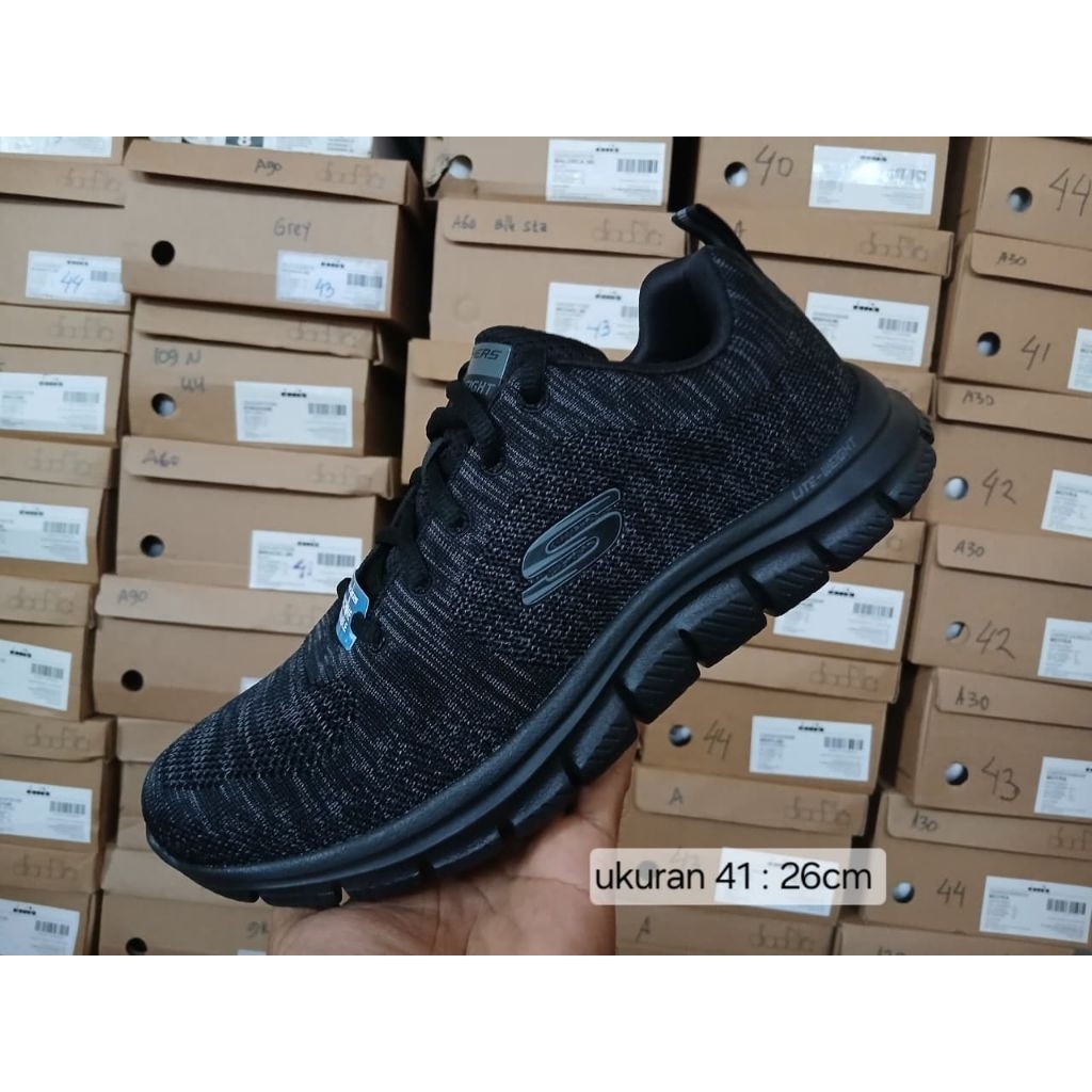 sepatu sport skechers original pria hitam polos