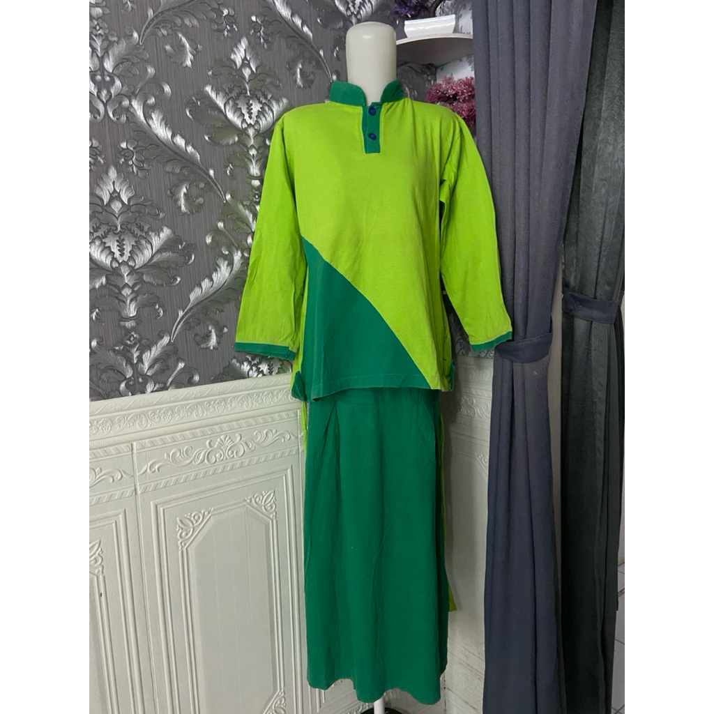 Preloved//Thrift Setelan Olahraga Hijau Adem Tebal (Minus Rok Warna Pudar)
