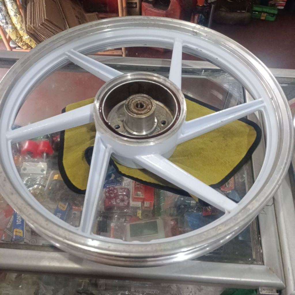 velg racing fizr palang 6miring belakang aja. barang sesuai di foto dan video ya