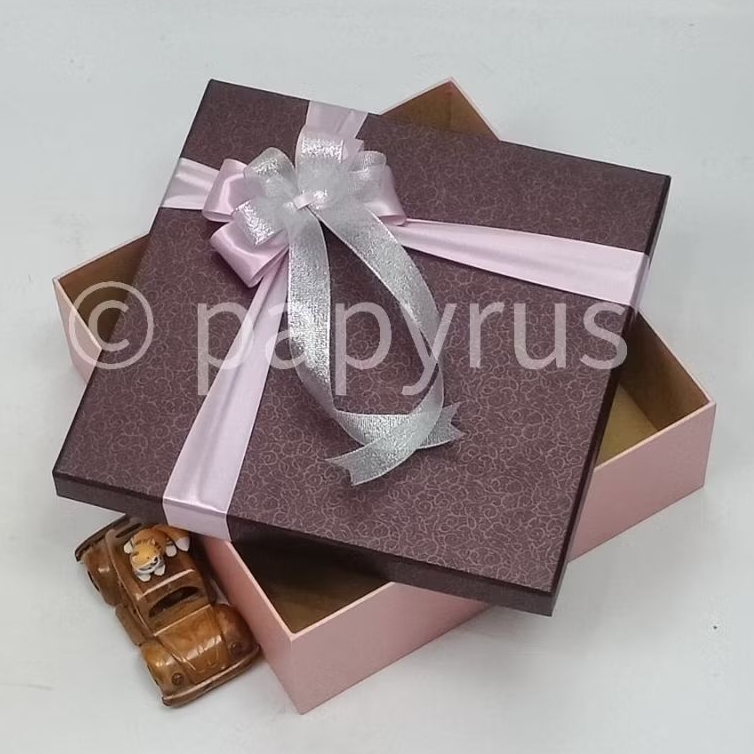 

PAPYRUS Kombinasi 30x30 Tinggi 8cm Kotak Kado Gift Box Hardbox Hampers V2