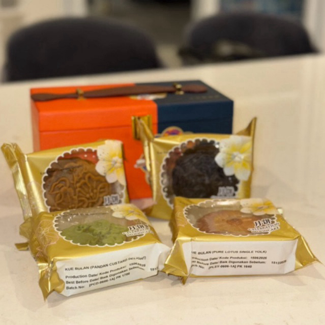 

Amway Celebration Mooncake (4 pcs, 4 Varian) | Kue Bulan Amway | Kue Bulan isi 4 Rasa | Kue Bulan Pandan | Kue Bulan Lotus | Kue Bulan Espresso | Kue Bulan Chocolate
