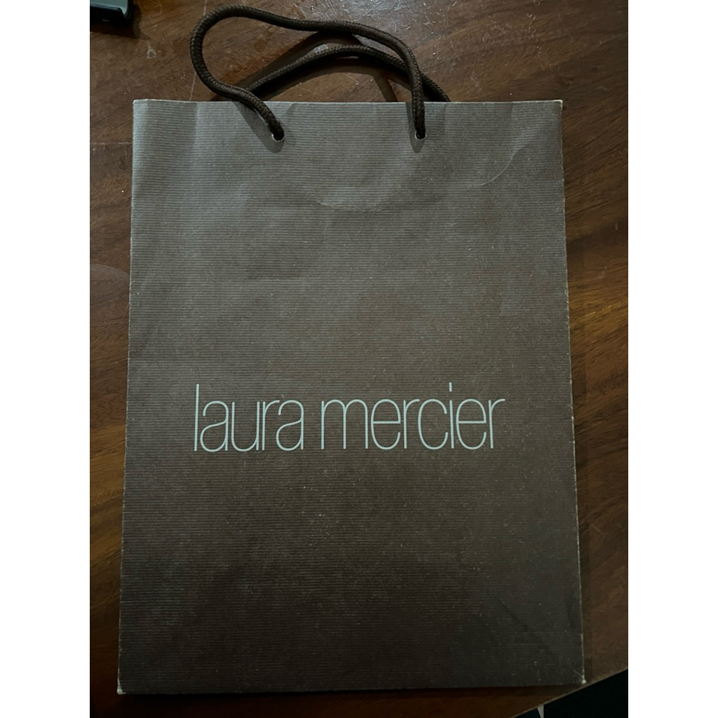 

Paper Bag Laura Mercier 25cmx33cm (sedikit defect bagian sudut)