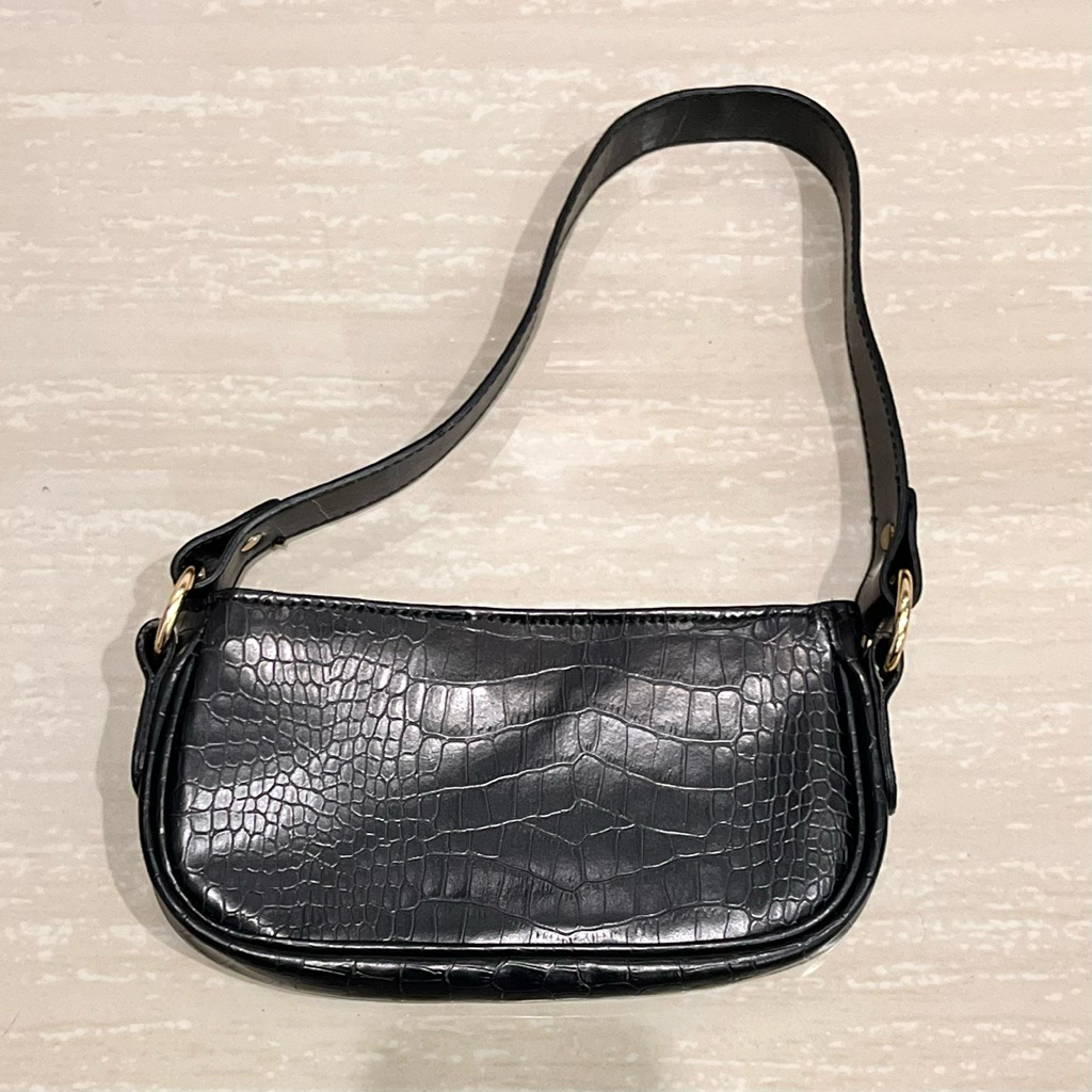 TAS ASOS DESIGN CROC EFFECT 90S SHOULDER BAG IN BLACK