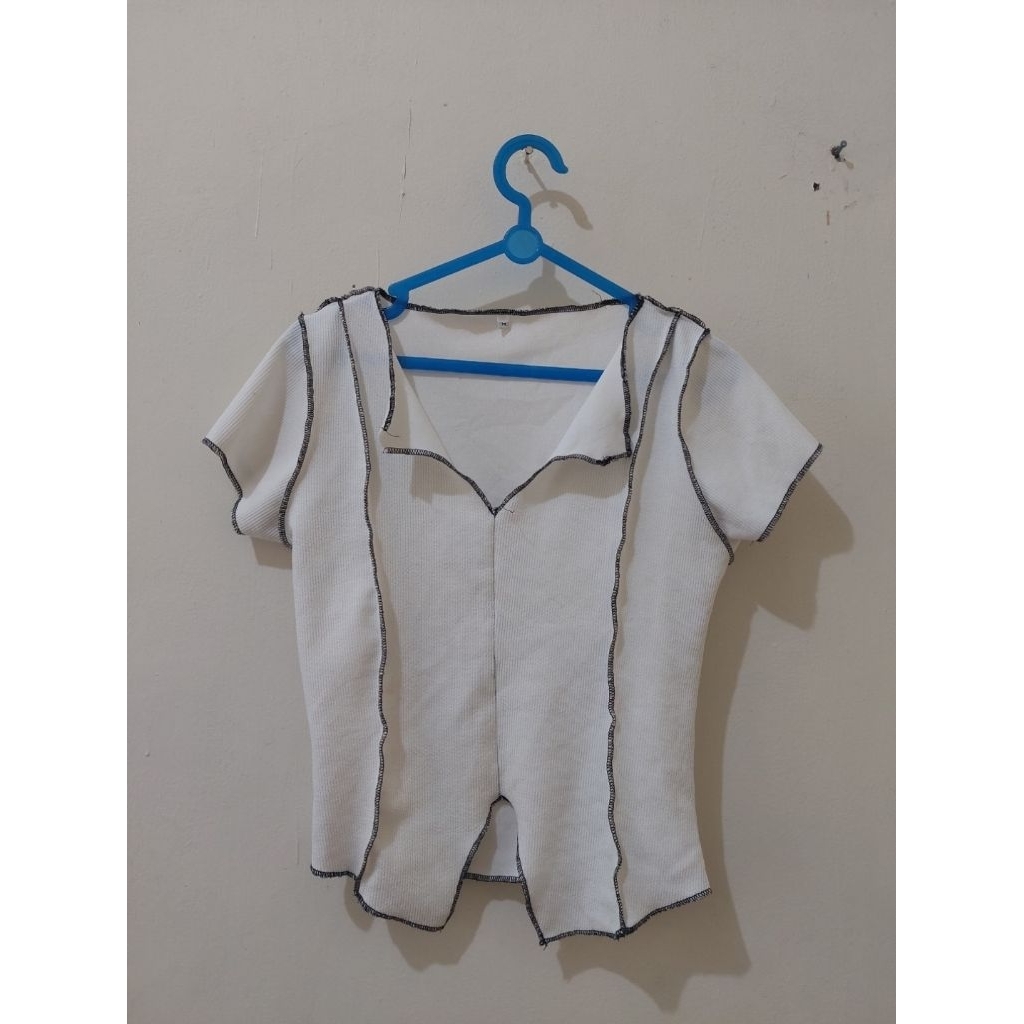 preloved kaos fitted t-shirt knit - putih garis hitam