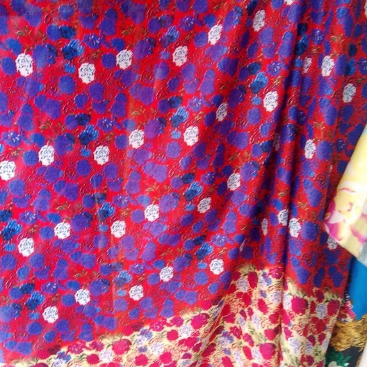 Kain Satin Silk Motif Bunga Import – Kain Halus Mengkilap untuk Dress, Gamis (Harga Kain Per½ Meter)