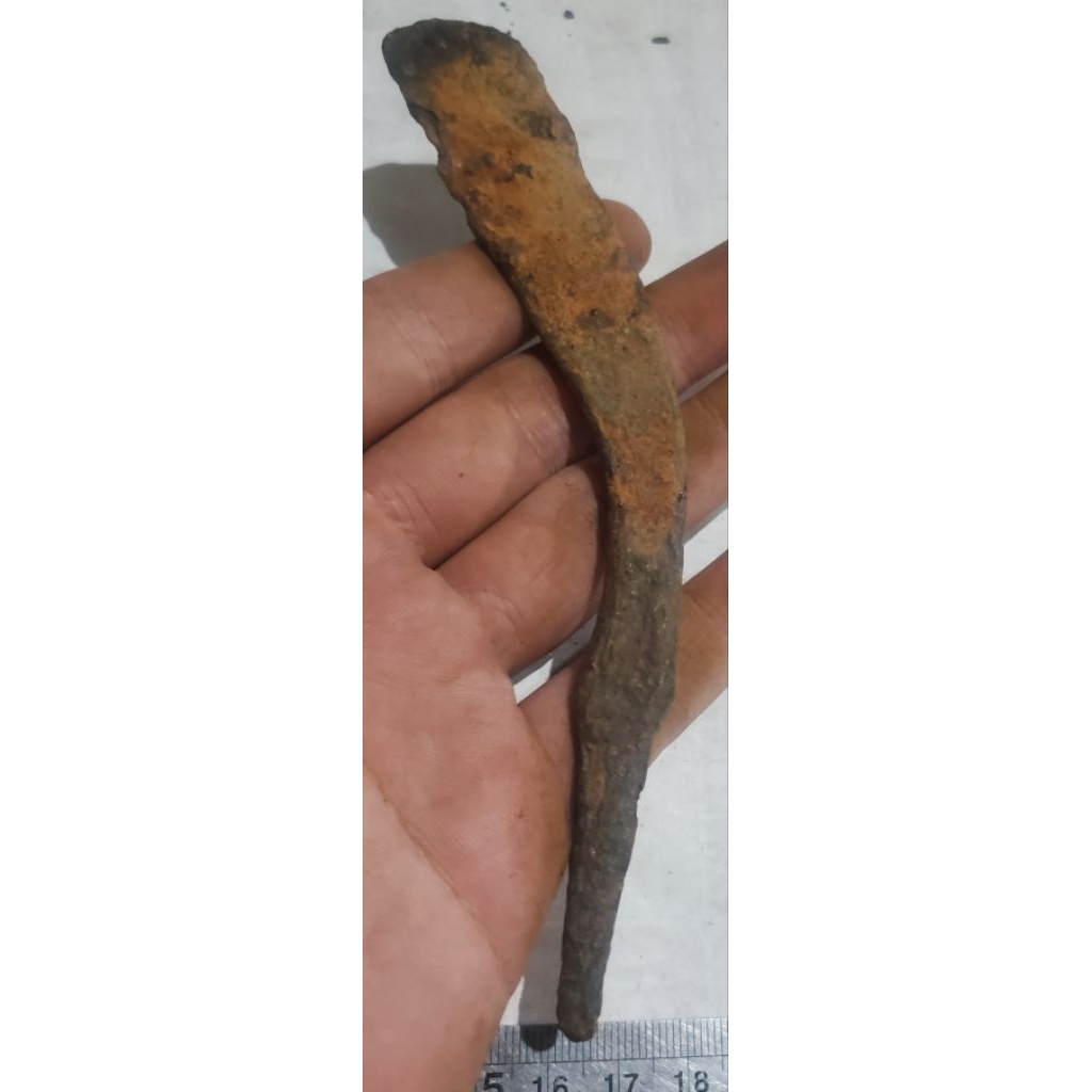 1 biji pusaka 15cm kuno temuan sungai untuk koleksi/pajangan/dll.