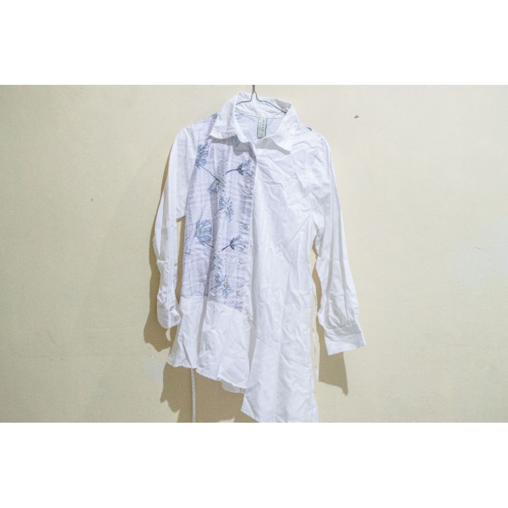 Tunik Asimetris "Azure Panel" - Kemeja Putih Aksen Motif Biru-preloved aleza