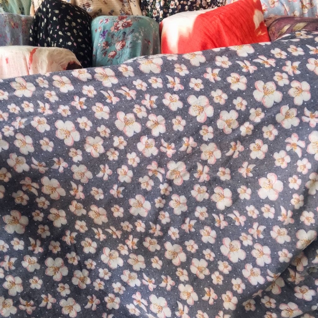 kain katun sutra motif bunga kecil