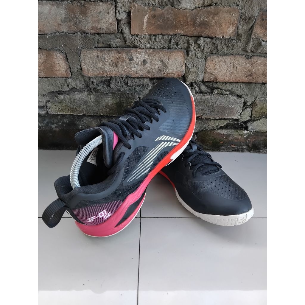 sepatu badminton bekas second