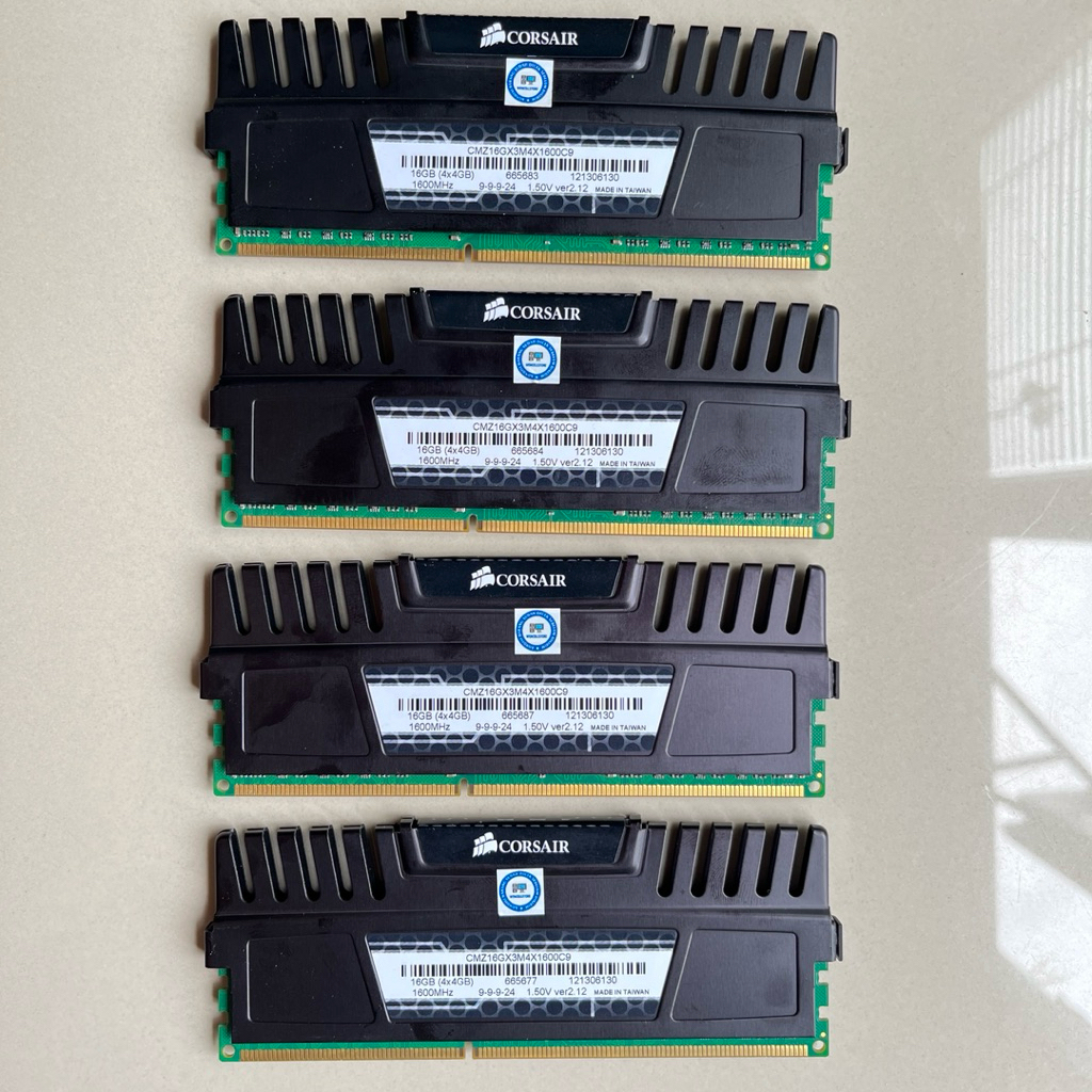 RAM GAMING CORSAIR 16GB KIT 4X4GB PC3-12800/1600MHZ DDR3 VENGEANCE HITAM
