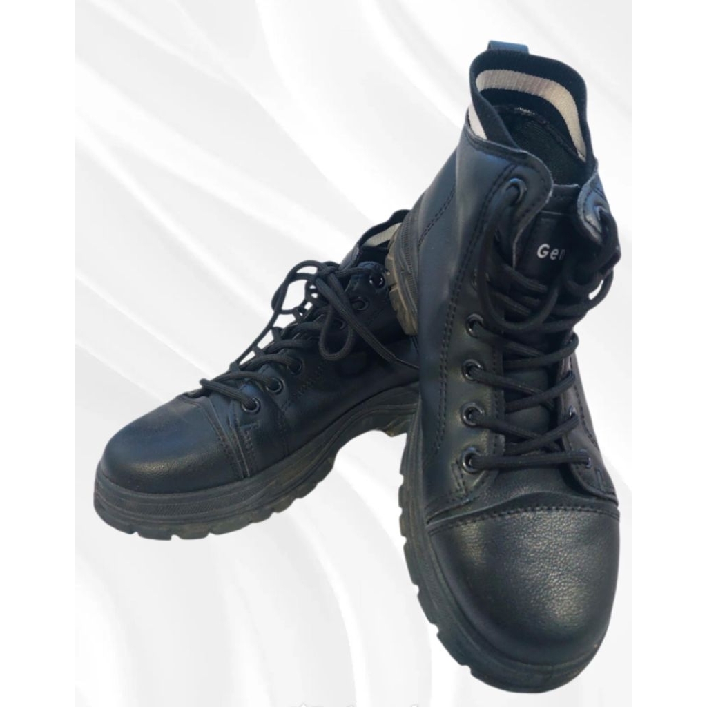 Preloved Sepatu Wanita (Woman, Ladies) / Boots Winter Hitam (Boot) Fashion Kasual / Merk Genny Origi