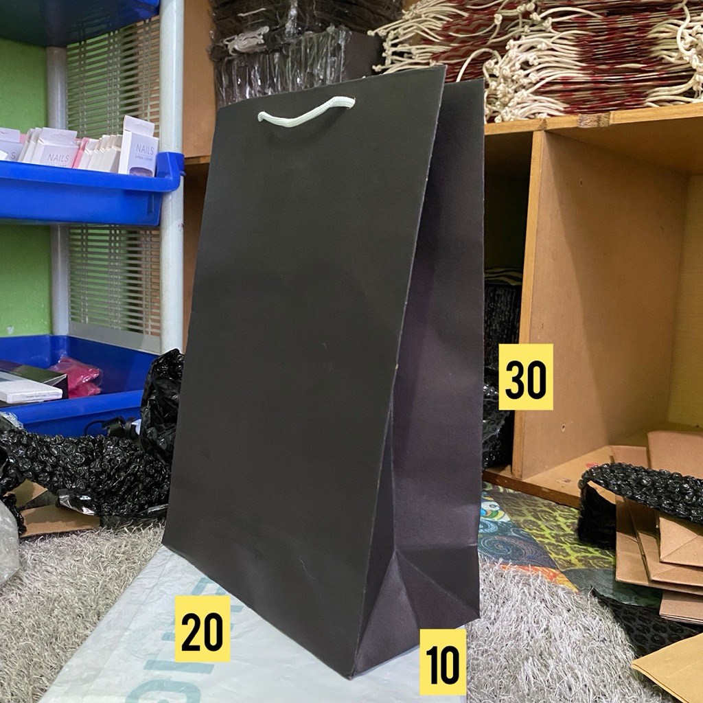 

Paperbag isi 1 lusin (12 tas) ukuran 25x30 hitam polos medium