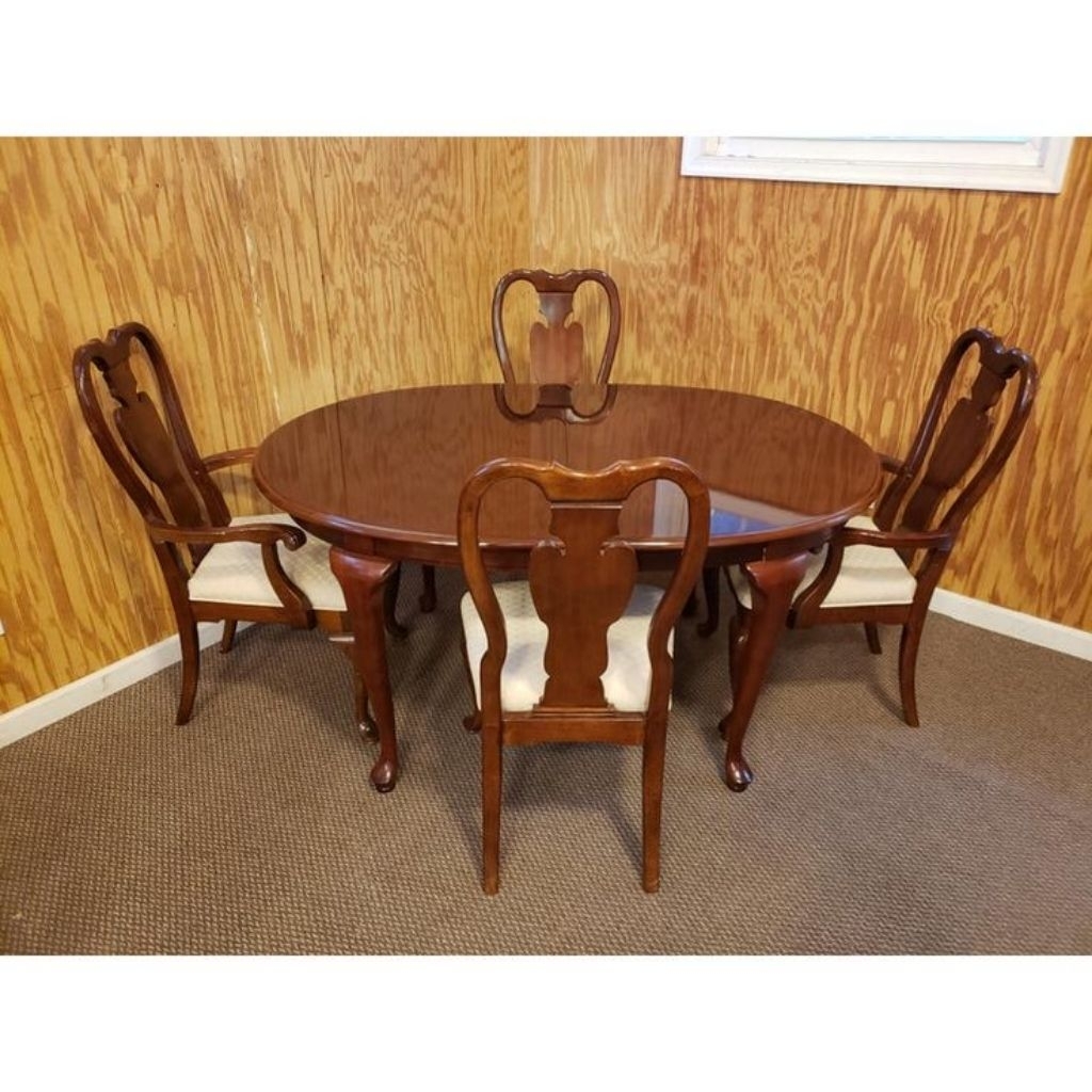 Meja Makan Kayu Jati Oval 4 Kursi – Set Meja Makan Klasik Minimalis