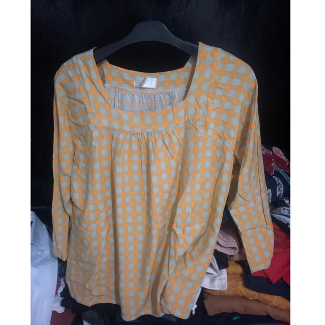 baju kuning kotak kotak