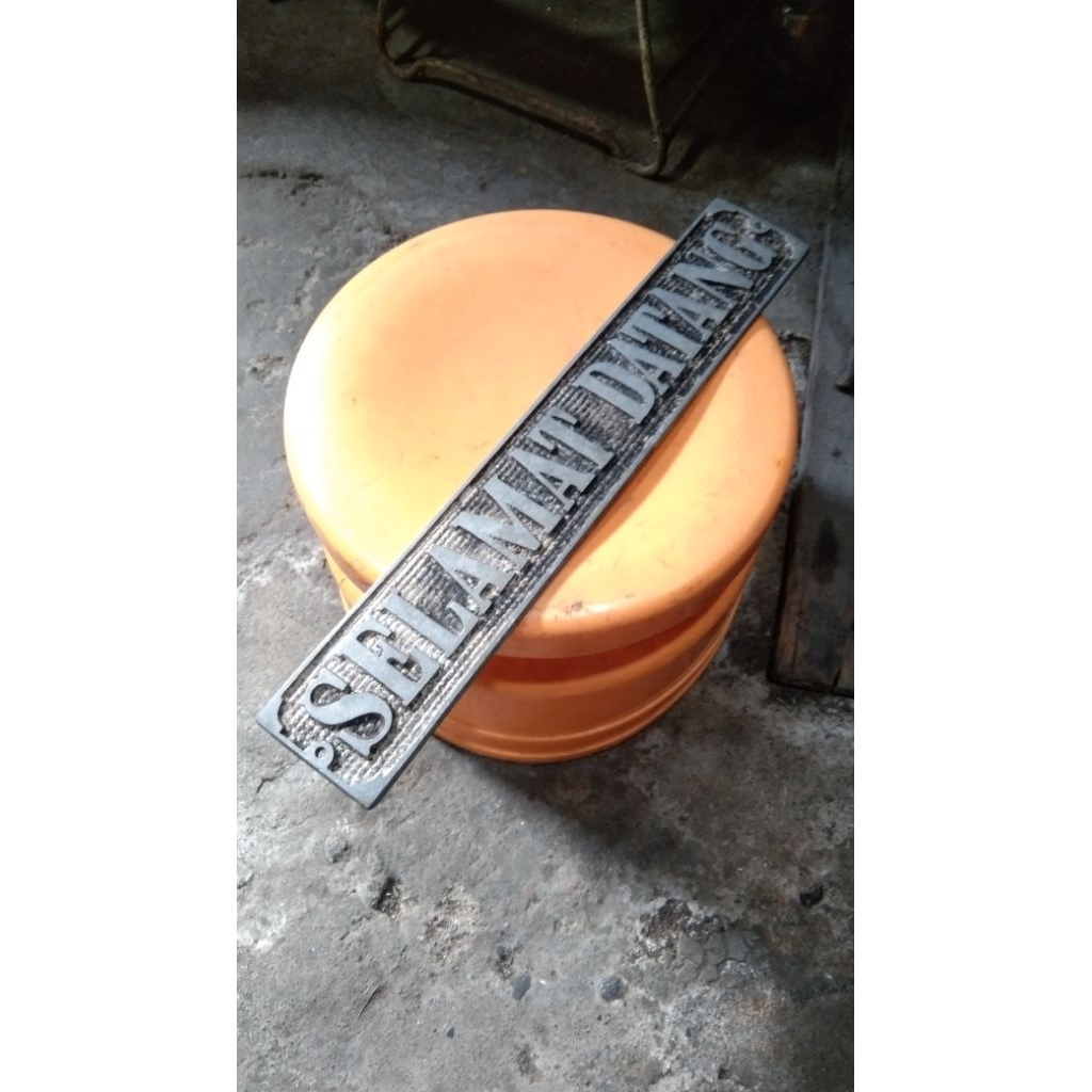 plakat pintu rumah jadul lawas vintage material aluminium