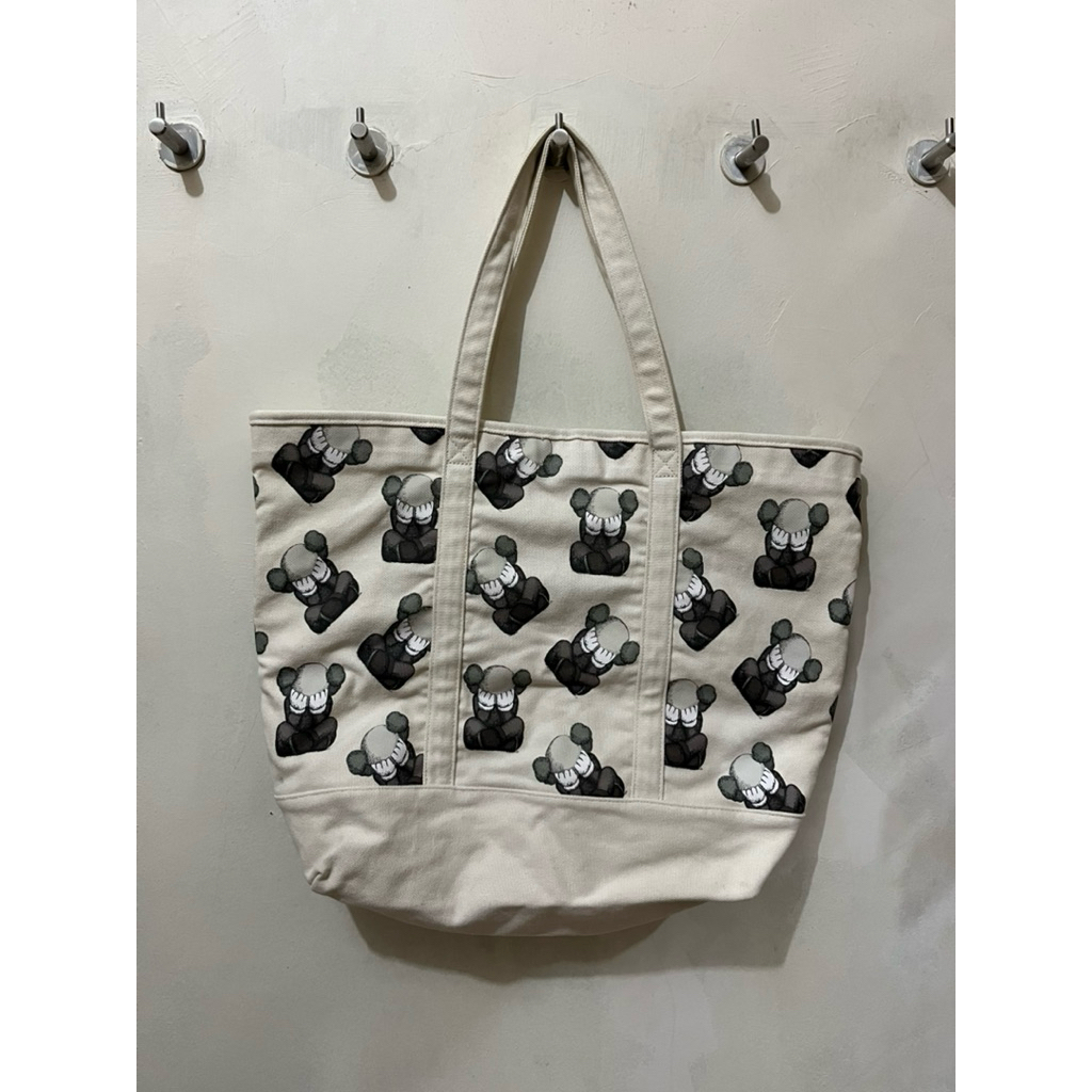 Totebag Uniqlo x Kaws Tokyo First