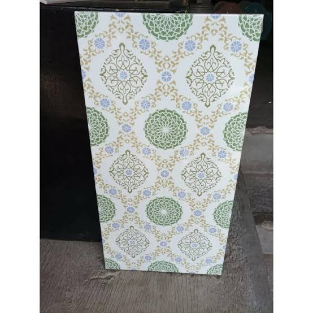 Keramik dinding 30x60 model batik hijau Promo Murah isi 0.90 m2 per dus Grade A