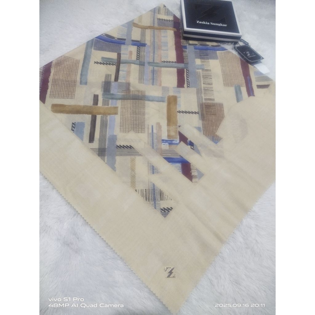 Zaskia Sungkar scarf preloved