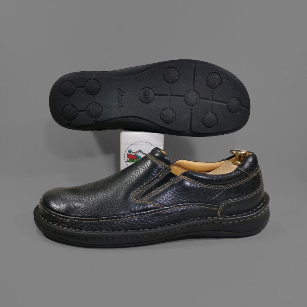 Sepatu Slip On Kulit Pria Clarks Active Air Flow System