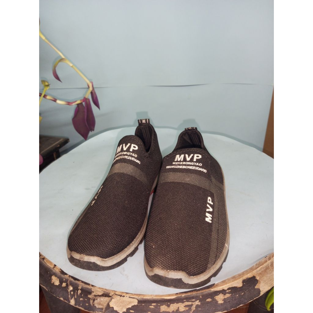 PRELOVED SEPATU PRIA WANITA SLIP ON CASUAL MVP