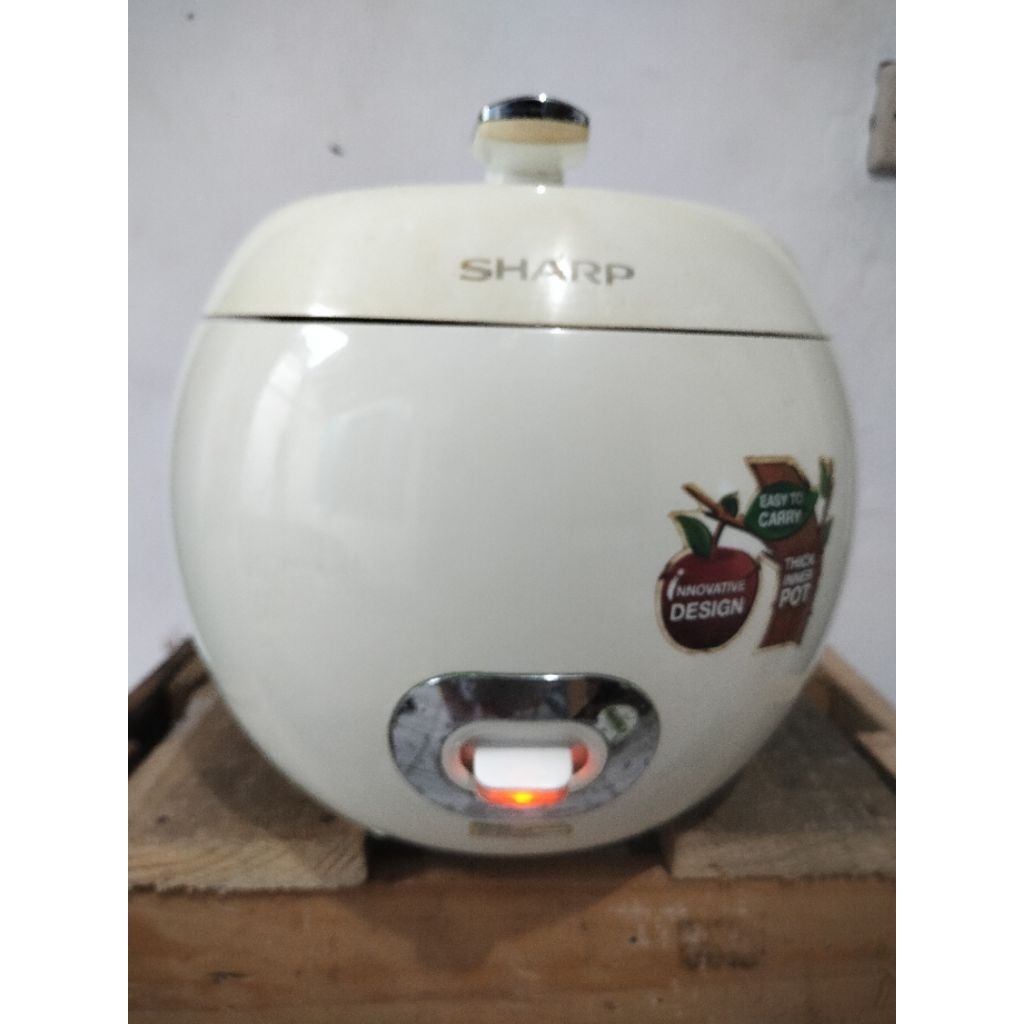 PRELOVED Magic Com bentuk apel merk Sharp