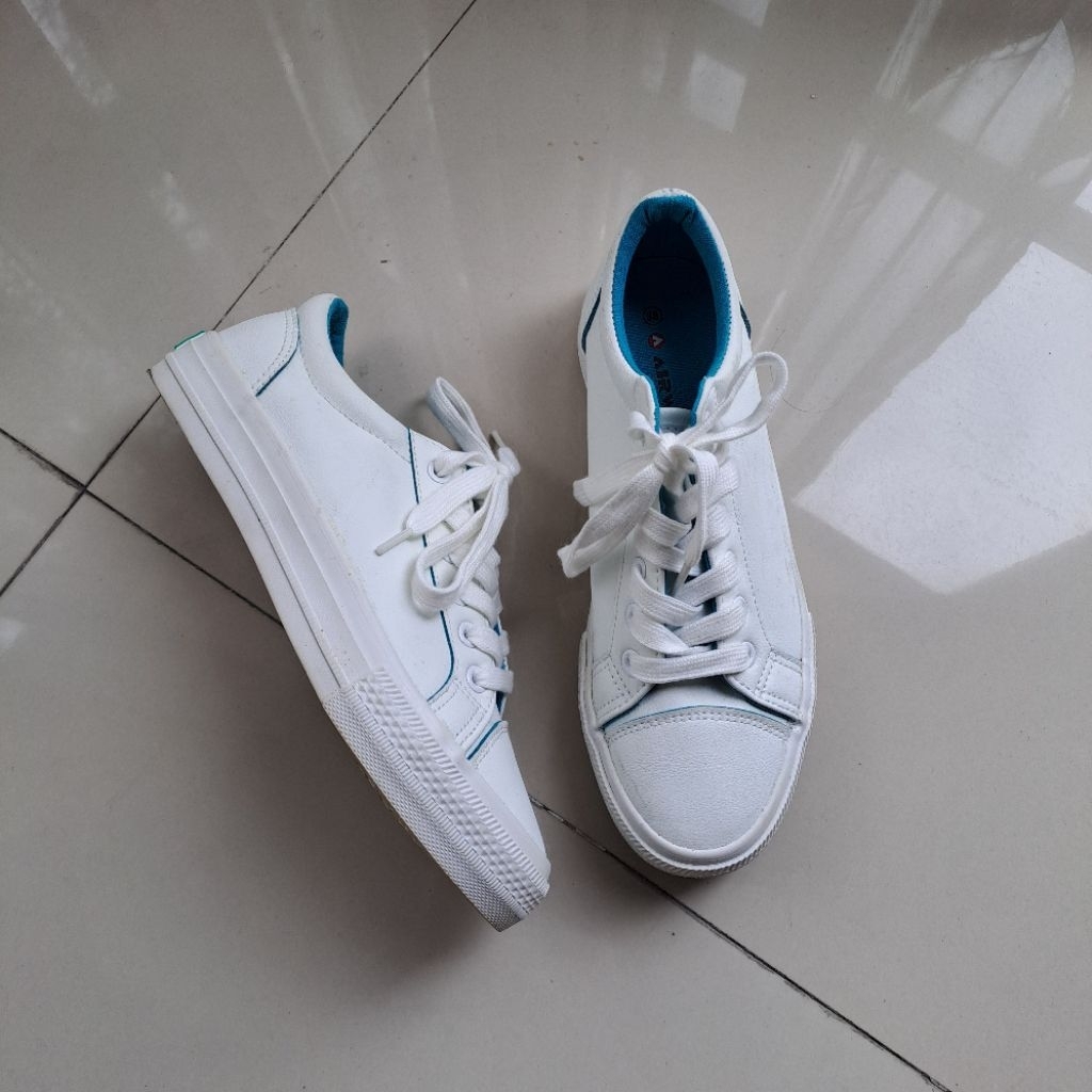 Preloved Sepatu AIRWALK Off-White Sneakers Kulit Sintetis