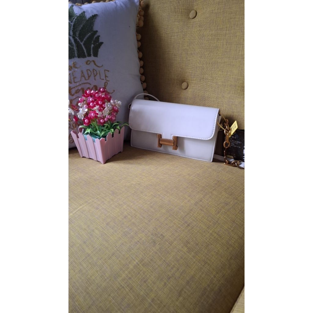 Utham Bag_F82. Tas Selempang Wanita Elegan Minimalis – Warna Putih dengan Aksen Gold | Cocok untuk H