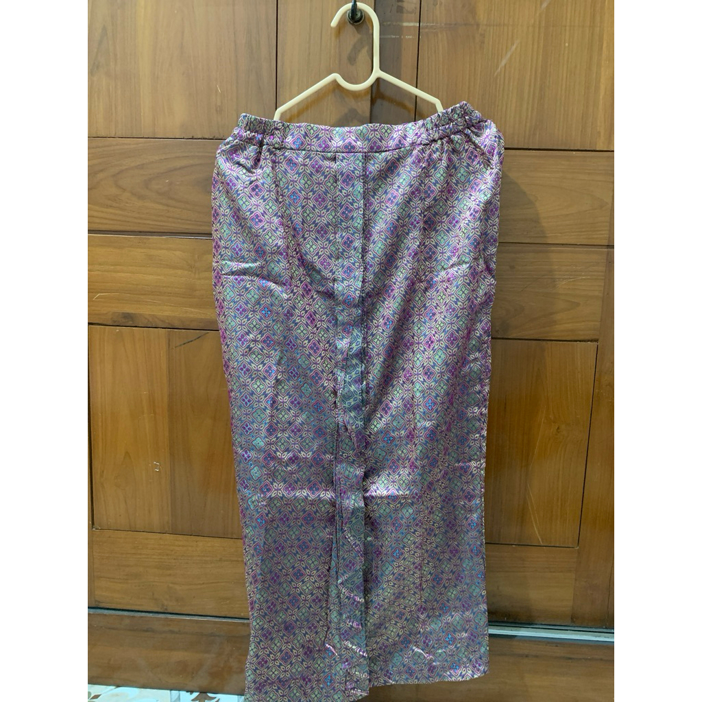 Rok songket dominan ungu