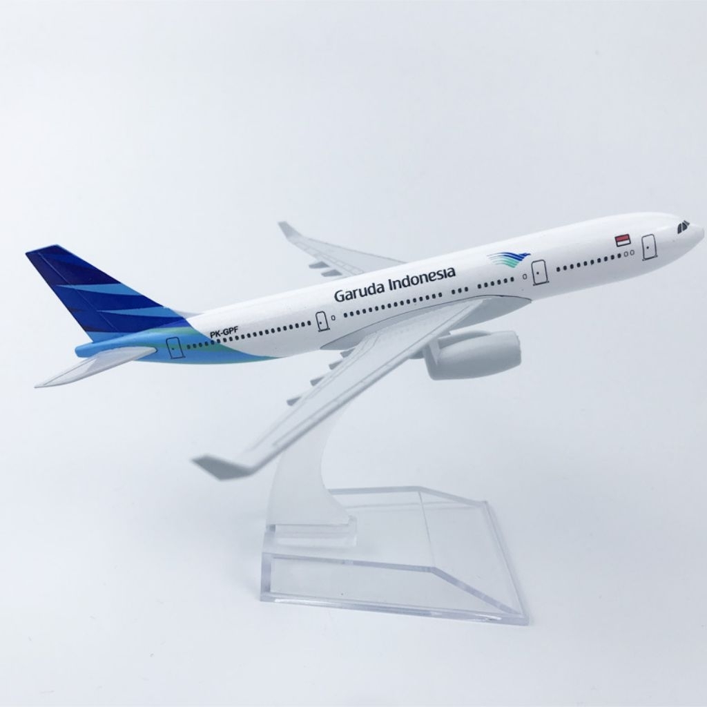 Miniatur Pesawat Garuda Indonesia Airbus A330 Panjang 16cm Bahan Metal