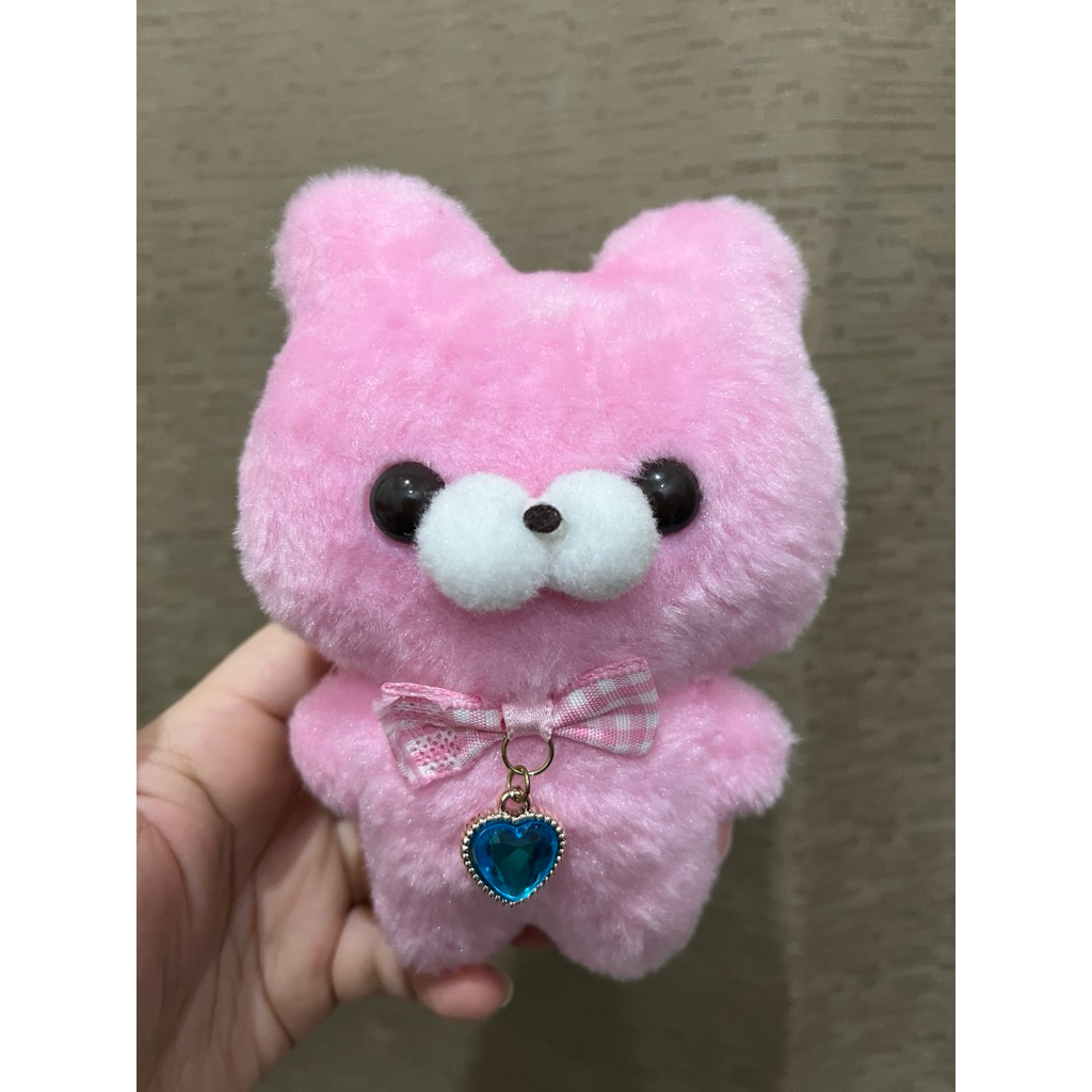 Boneka kecil Sukutto TacchiSan beruang pink berdasi pita