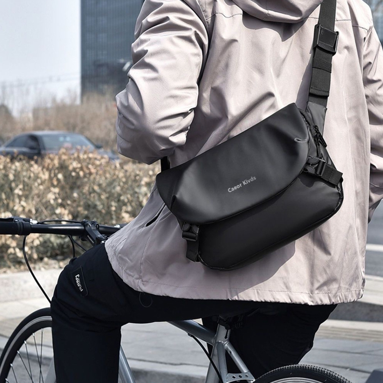 Tas Selempang Pria Ringan Dengan Kantong Tablet