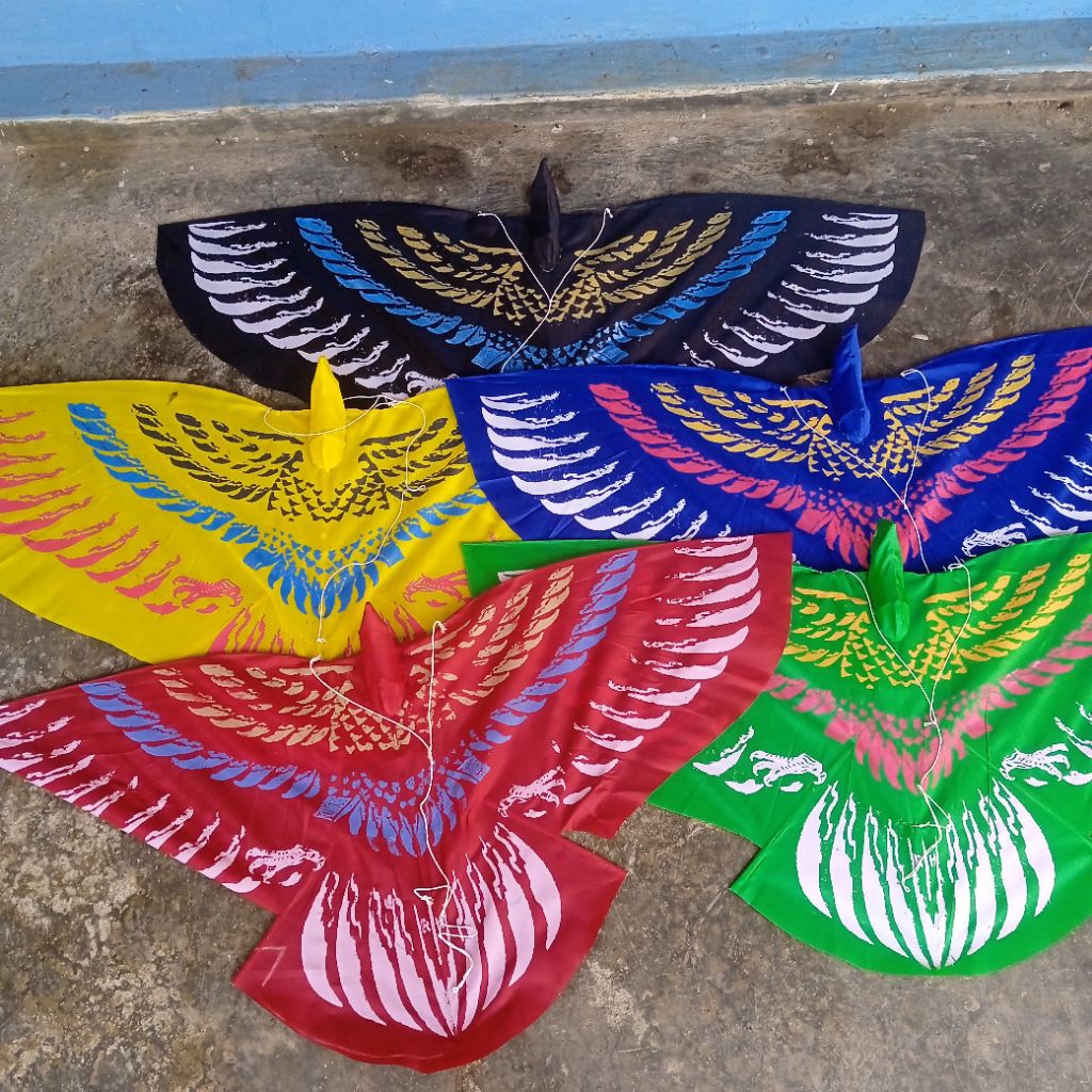 Layangan Hias Burung Elang Parasut Lipat – Kain Tahan Angin & Motif Elang