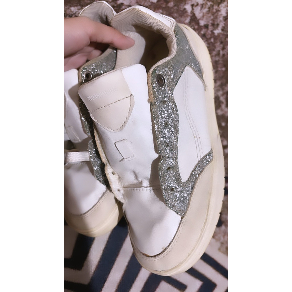 preloved sepatu stradivarius