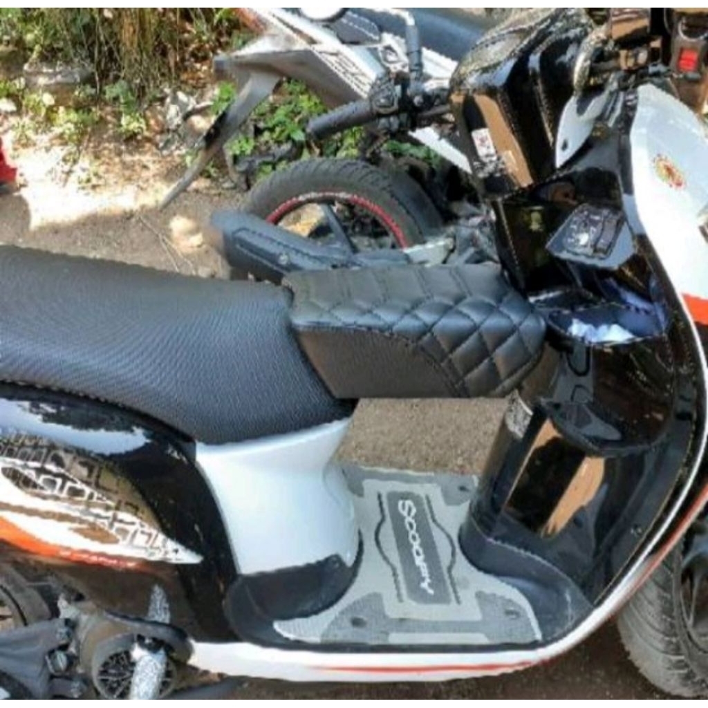 JOK BONCENGAN TAMBAHAN DEPAN MOTOR SCOOPY.BEAT.MOTIF TIMBUL KULIT MBITECH  EMPUK DAN NYAMAN