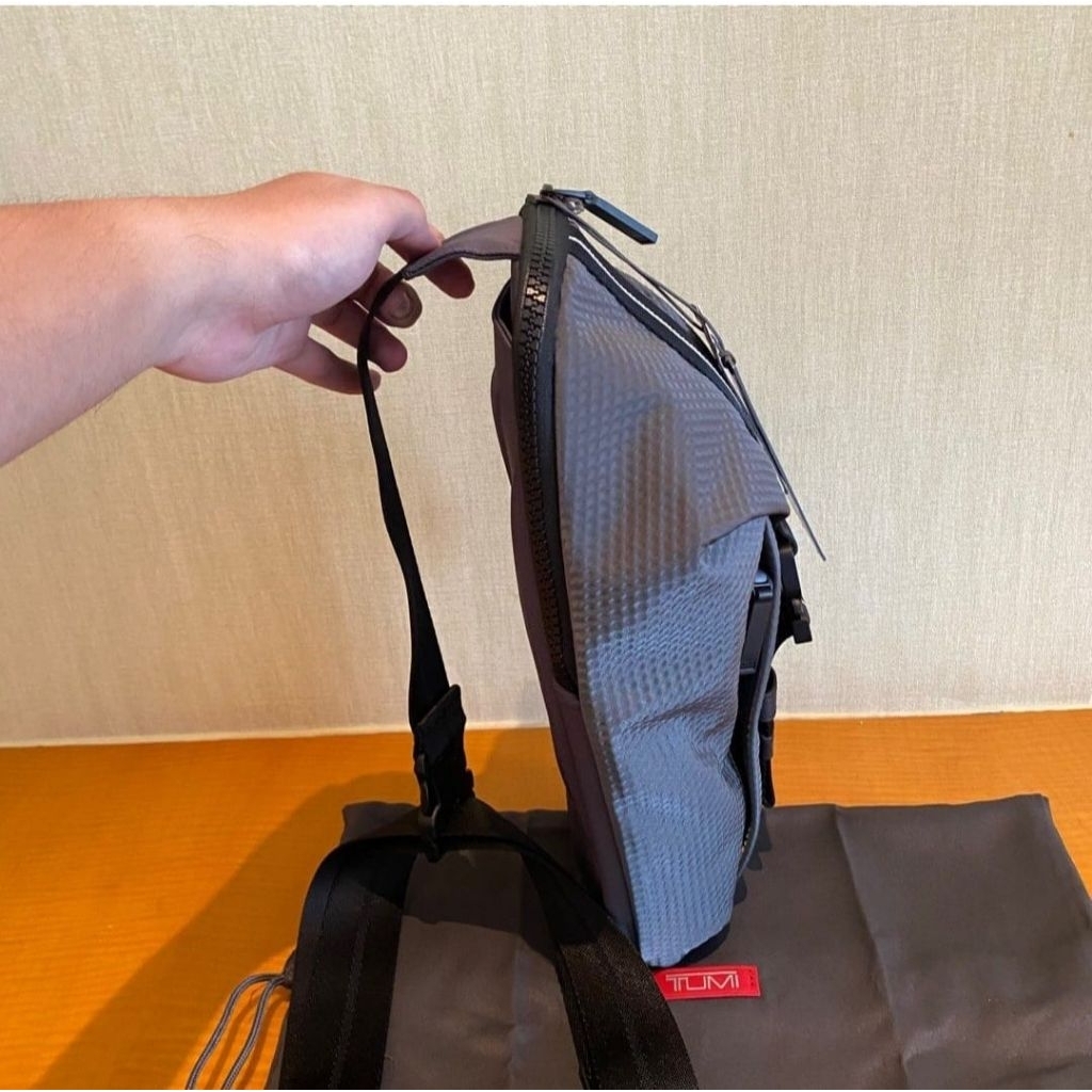 T U M I Tahoe Bozeman Sling bag original like new