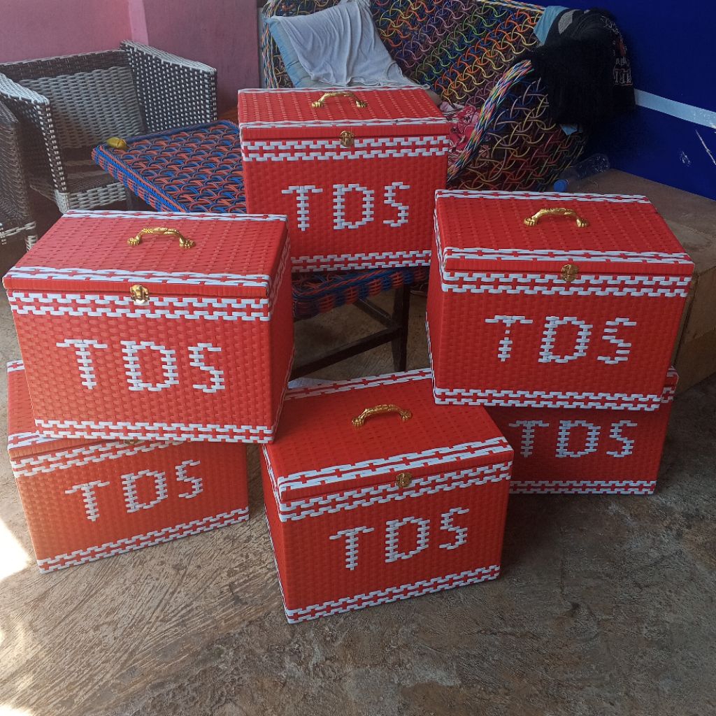 Kisa merpati merah / kandang merpati / Kisa merpati rotan sintetis