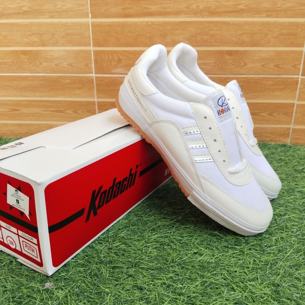 Sepatu Olahraga Badminton Voli Sepak Takraw Parkour Kodachi 8115 Putih Original Pria Wanita Size 37-